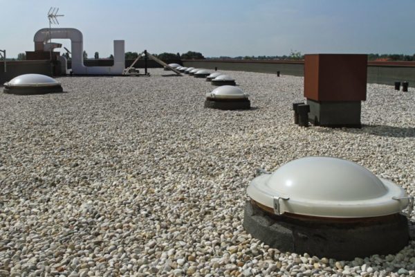 Commercial flat roof with stone installation